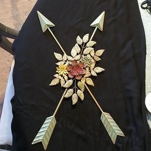 4 / $20 ⭐ Arrow and Flowers Wall hanging
